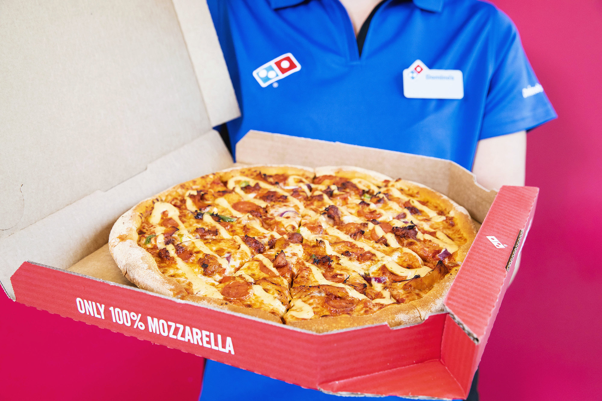 Daily Storm: победители акции Dominos Pizza, которые выиграли бесплатнуюпиццу за тату, должны платить налоги в течение 100 лет