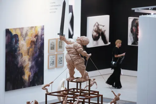 Сенаторы и депутаты возмутились из-за скульптуры на выставке в Москве, которую сочли пародией на «Родину-мать». Хинштейн потребовал возбудить дело