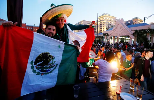 Мексиканцы отмечают победу сборной на площади революции в Москве.