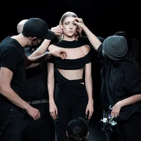 Хантер Шафер и Белла Хадид прошлись в обратной перемотке на показе Mugler