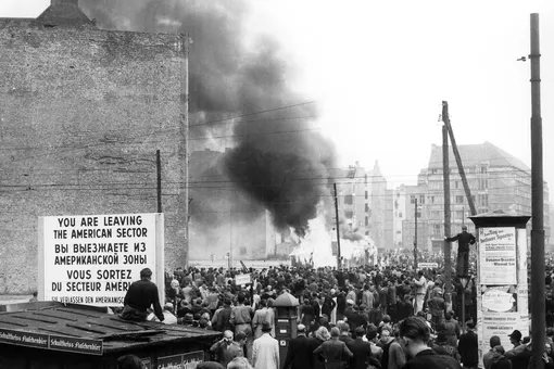 Вид из американского сектора на Фридрихштрассе в Восточном Берлине, где горит здание управления народной полиции. 17 июня 1953 года