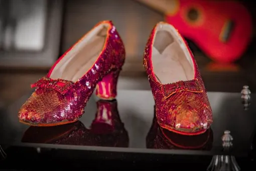 Красные туфельки Дороти из «Волшебника страны Оз» выставят на аукцион. Их рыночная стоимость — около $3,5 млн