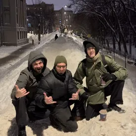 Москвичи обнаружили царь-сугроб на «Белорусской». У него уже появились соцсети и поклонники