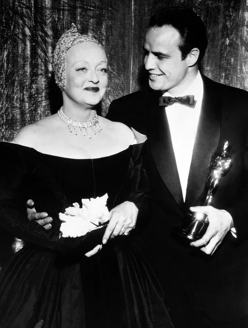Бетт Дэвис и Марлон Брандо на премии «Оскар» в 1955 году