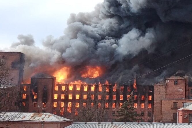 В Санкт-Петербурге загорелось историческое здание «Невской мануфактуры». При тушении погиб пожарный