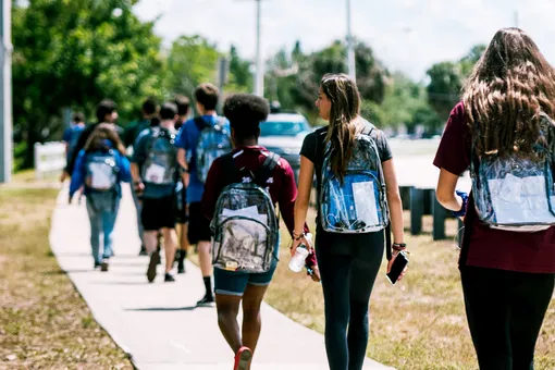 После стрельбы во Флориде школьникам выдали прозрачные рюкзаки. Они отреагировали лозунгами и мемами