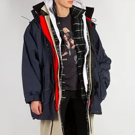 Balenciaga выпустили семислойную парку Balenciaga выпустили семислойную парку