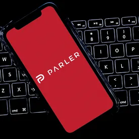Соцсеть Parler, популярная у сторонников Дональда Трампа, была разблокирована в браузере и возобновила работу