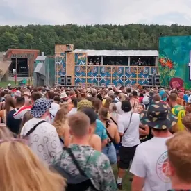 Британский диджей устраивает масштабные рейвы для людей с нарушениями слуха Британский диджей устраивает масштабные рейвы для людей с нарушениями слуха