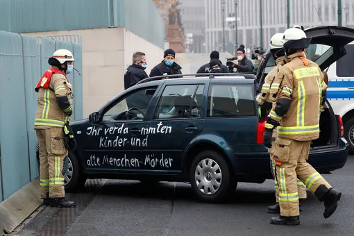 «Вы проклятые убийцы детей и стариков»: в ворота офиса Ангелы Меркель врезался автомобиль с лозунгами на бортах