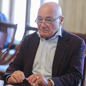 В Тбилиси прошла акция протеста из-за приезда Владимира Познера. Его отель забросали яйцами