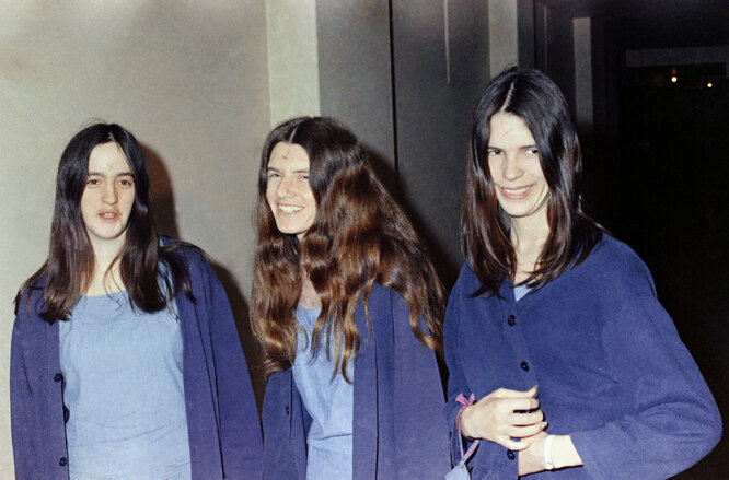 Сьюзан Аткинс, Патрисия Кренуинкел и Лесли ван Хутен в суде, 1970 год.