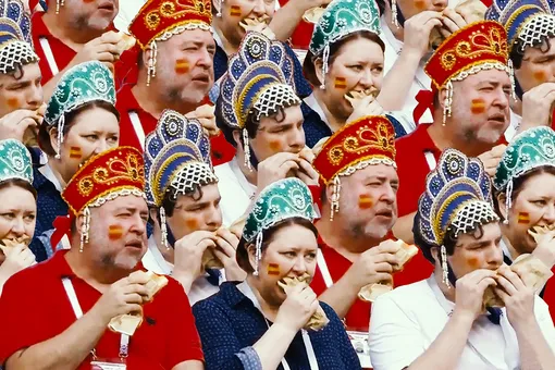 «Сжуем за Родину!»: В ГУМе прошла акция со знаменитыми болельщиками в кокошниках «Сжуем за Родину!»: В ГУМе прошла акция со знаменитыми болельщиками в кокошниках