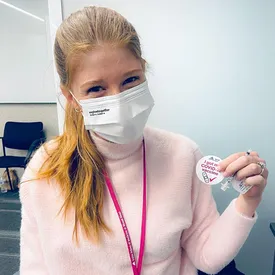 Дочь Билла Гейтса сделала прививку от коронавируса. И пошутила про чипирование