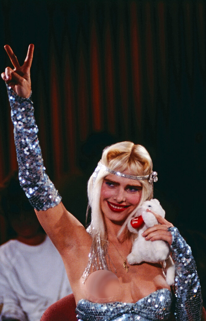 Ол оның кискасына үлкен дилдо жабыстырады