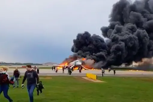 СК: из 78 человек на борту сгоревшего самолета в Шереметьево выжили 37