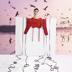 «Я мечтала создавать вещи, которые разбивают сердца». Хелена Тадессе — о бабушкиных уроках, вневременной моде и поиске смысла в ткани