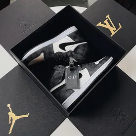 В московской мастерской разрезали сумку Louis Vuitton за 150 000 рублей и сделали кастомные кроссовки на базе Air Jordan В московской мастерской разрезали сумку Louis Vuitton за 150 000 рублей и сделали кастомные кроссовки на базе Air Jordan