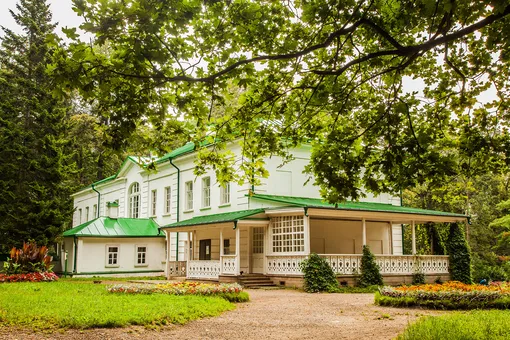 Театральный фестиваль «Толстой» пройдет в музее-усадьбе «Ясная Поляна». Тема этого года — «Анна Каренина»