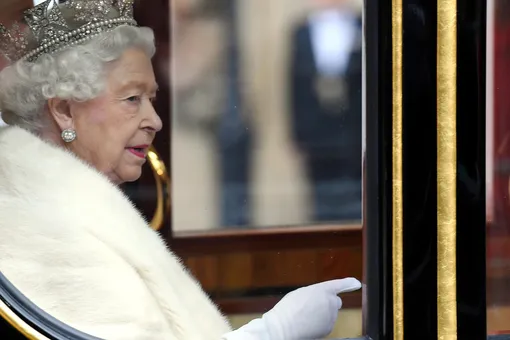 Королева Елизавета II решила отказаться от натурального меха