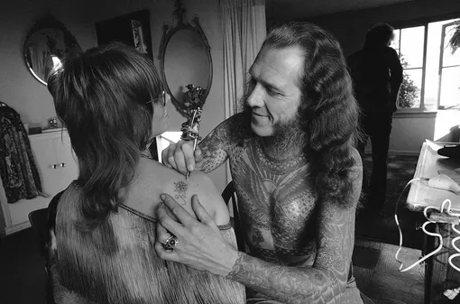 Татуировщик Лайл Татл за работой, 1970-е