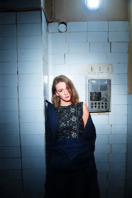 Плащ Emporio Armani; топ Chanel, поясная сумка Nike