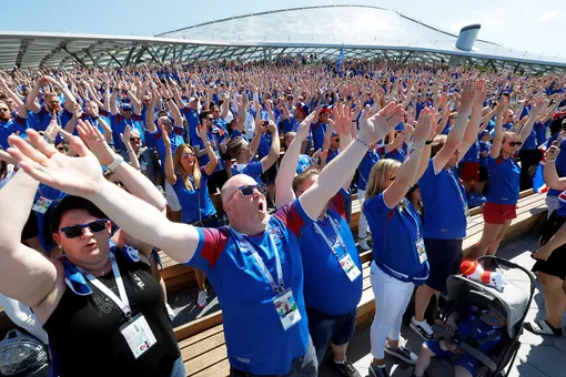 Перед матчем с Аргентиной исландские болельщики собрались в парке Зарядье и показали всем, как нужно поддерживать свою сборную. Фанаты и исполнили свой фирменный клич «Huh!», который запомнился всему миру после Евро-2016.
