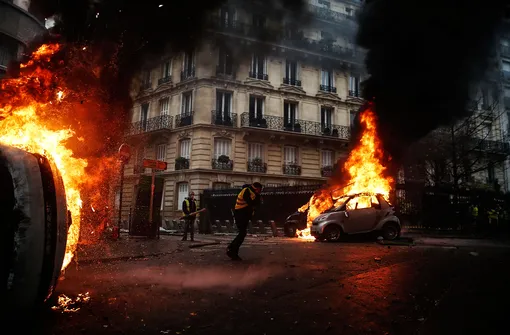 Протестующие поджигают машины