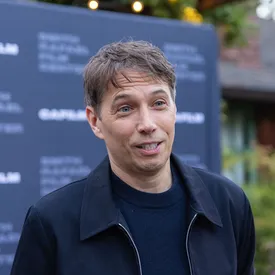 Режиссер «Аноры» Шон Бэйкер рассказал, чего ему не хватает в современном кино. По его мнению, сейчас в основном снимают про «супергероев и взрывы»