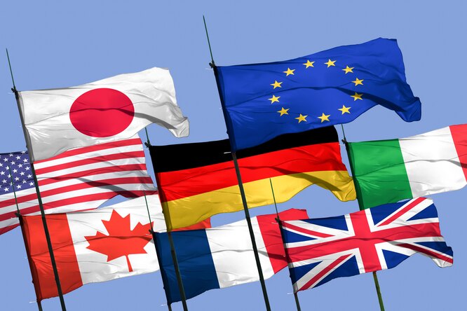 Страны G7 заявили о решении ввести потолок цен на российскую нефть Страны G7 заявили о решении ввести потолок цен на российскую нефть