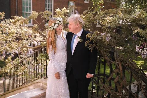 Британский премьер-министр Борис Джонсон тайно женился — его невеста взяла свадебное платье в аренду