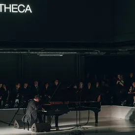 В пространстве Bibliotheca прошла премьера концерта Дениса Мацуева внутри тотальной инсталляции