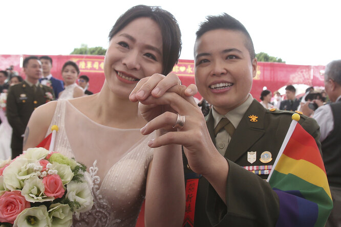На Тайване военные впервые заключили однополые браки