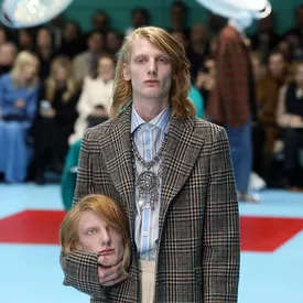 Постчеловек Gucci. На показе модели несли в руках свои головы и детенышей дракона Постчеловек Gucci. На показе модели несли в руках свои головы и детенышей дракона