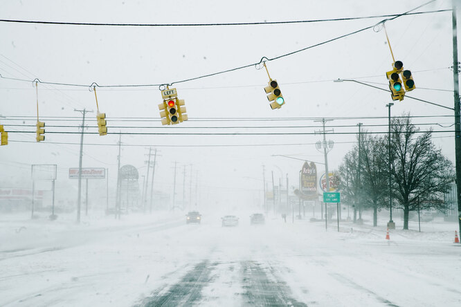 США и Канаду накрыла мощная снежная буря. Почти 40 человек погибли, ежедневно отменяются тысячи авиарейсов