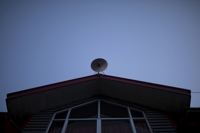 Антенна Starlink на крыше школы имени Джона Ф. Кеннеди в деревне Сотомо, недалеко от города Кочамо, регион Лос-Лагос, Чили, 7 августа 2021 года.