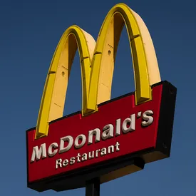 Темнокожий медиамагнат предъявил McDonald’s иск на $10 млрд по обвинению в расовой дискриминации при размещении рекламы Темнокожий медиамагнат предъявил McDonald’s иск на $10 млрд по обвинению в расовой дискриминации при размещении рекламы