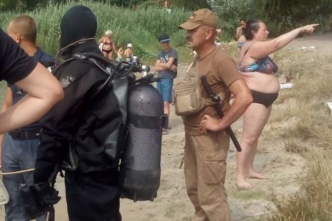 «А что у вас тут произошло? Кого ищете?» В Киеве спасатели 2 часа искали «утопленницу», а она наблюдала за происходящим со стороны