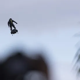 В Лос-Анджелесе сняли на видео неуловимого человека с джетпаком. Он вновь пролетал возле самолета В Лос-Анджелесе сняли на видео неуловимого человека с джетпаком. Он вновь пролетал возле самолета