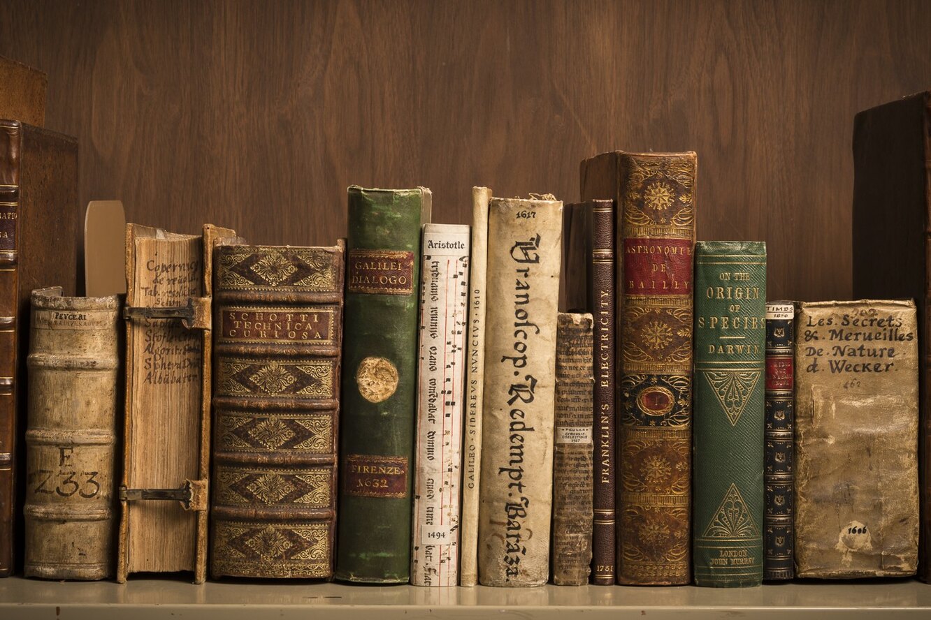 Библиотека литературный мир. Книги на полке. Полка для книг. Корешки старинных книг. Красивые корешки книг.
