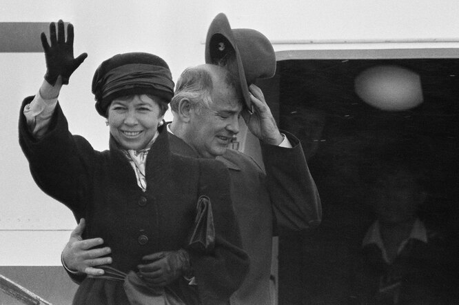 Михаил и Раиса Горбачевы после саммита в Рейкьявике, 13 октября 1986 года Михаил и Раиса Горбачевы после саммита в Рейкьявике, 13 октября 1986 года