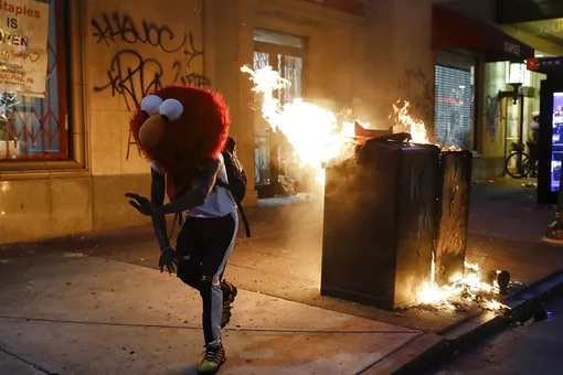 В США во время протестов появился парень в костюме Элмо из «Улицы Сезам». Он воспроизвел известный мем про Элмо в огне