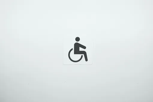 В Астрахани суд отказался предоставить инвалидную коляску мужчине с неизлечимой болезнью. Он не может выйти из дома уже четыре года