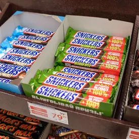 В магазинах Лондона появились российские батончики Snickers