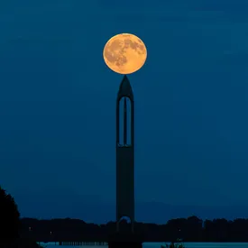 Пользователи соцсетей опубликовали фото первого в 2018 году суперлуния Пользователи соцсетей опубликовали фото первого в 2018 году суперлуния
