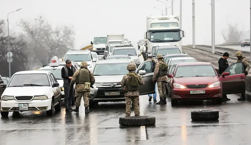 Силовики проверяют автомобили, въезжающие в Алматы, 8 января протесты в казахстане