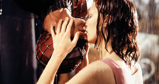 Кадр с поцелуем из «Человека-паука»