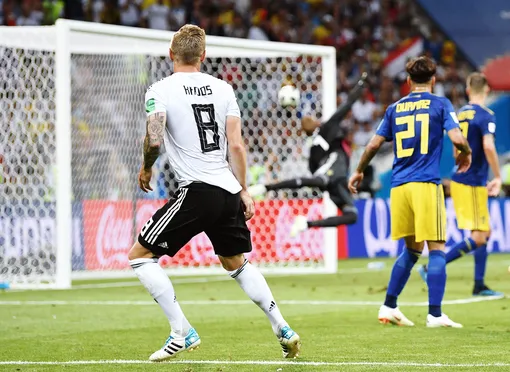 Блестящий гол немца Тони Крооса на пятой добавленной минуте в матче со Швецией. Благодаря ему сборной Германии удалось обыграть шведов со счетом 2:1.