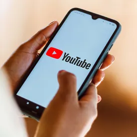 YouTube и Facebook* в России могут получить штраф в размере до 20% выручки, если откажутся удалить запрещенный контент