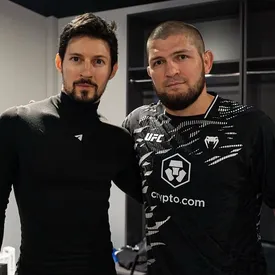 Павел Дуров внезапно посетил турнир UFC в Абу-Даби и сфотографировался с Хабибом Нурмагомедовым Павел Дуров внезапно посетил турнир UFC в Абу-Даби и сфотографировался с Хабибом Нурмагомедовым